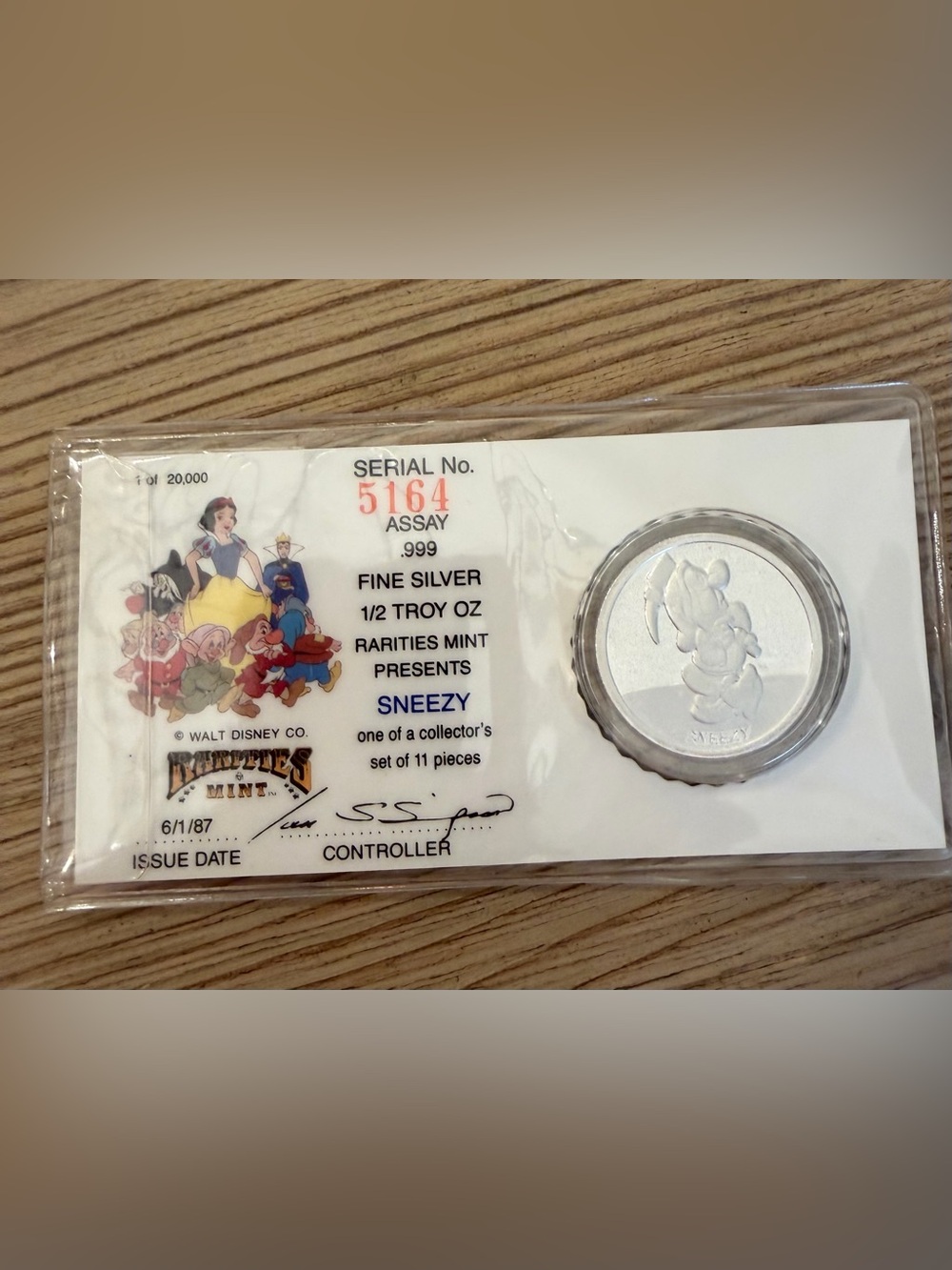 Disney Rarities Min Coin Snow White Sneezy